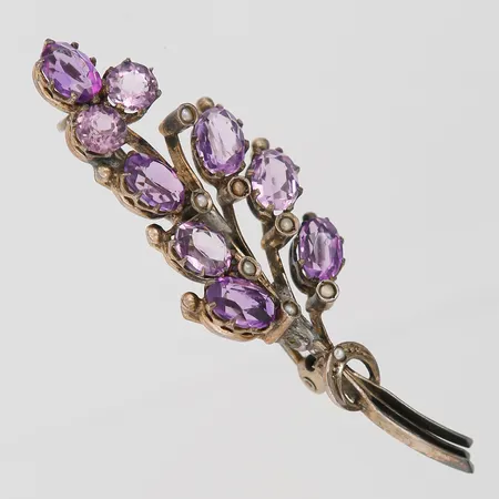 Brosch med fröpärlor och ametister, längd 54mm, bredd 18mm, silver 900/1000 Vikt: 6,2 g