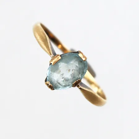 Ring med blå sten, stl:17, bredd 1,2-8,5mm, skev skena, 18K. Vikt: 1,3 g