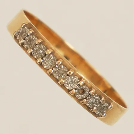 Ring med vita stenar stl:19¾, bredd 3,3mm en skadad sten GHA 18K Vikt: 1,7 g