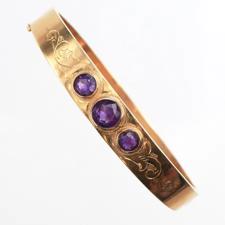 Armband stelt, lila stenar och mönster, Ø64,5mm, bredd 7mm, något repig/bucklig, 14K. Vikt: 18,5 g