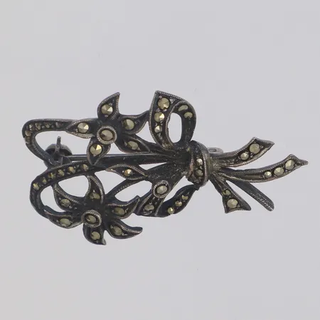 Brosch med markasiter, 40mm, bredd 26mm, 835/1000 silver Vikt: 5,7 g