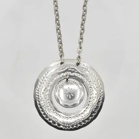 Collier med integrerat hänge, längd ca 66cm, bredd 4mm, Tenn.