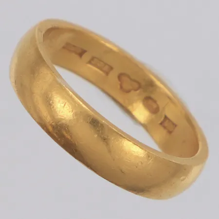 Ring slät stl:18, bredd 4,7mm, gravyr, 23K  Vikt: 7,1 g