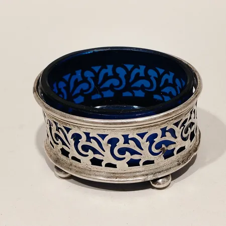 Saltkar med glasinlägg höjd 2,0cm bredd 4cm silver England silver 830/1000 Vikt: 14,3 g