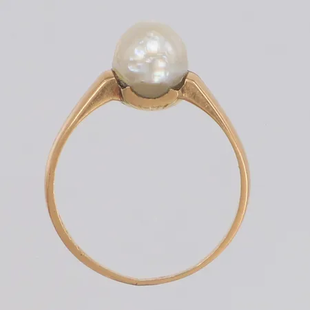 Ring med odlad pärla stl:17½, bredd 6,8mm, skev, pärla med ytfel, 18K Vikt: 2,7 g