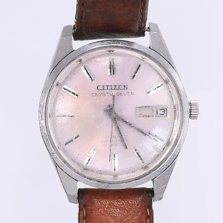 Herrur Citizen Crystal Seven 21 Jewels Ø35,5mm automat, dag/datum, 4-521064K, 9050833, defekt läderband, OBS mycket sliten, tropisk urtavla, mycket repigt glas, mycket sliten boett, byter datum vi kl 05, dagskivan fungerar ej korrekt, säljs som reparationsobjekt, inga tillbehör