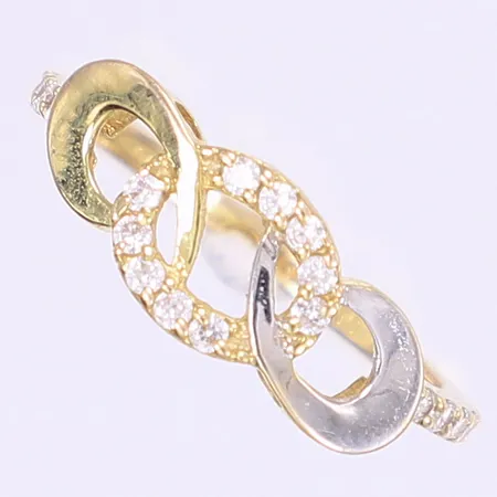 Ring med vita stenar stl:17¾ bredd 2-8mm 18K Vikt: 2,1 g