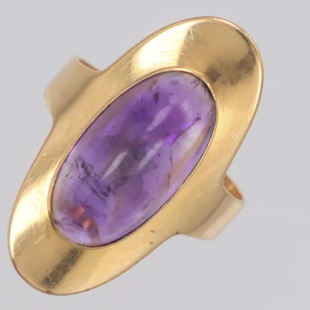 Ring med cabochonslipad ametist, stl:16¼, bredd 24,9mm, 18K Vikt: 4,1 g