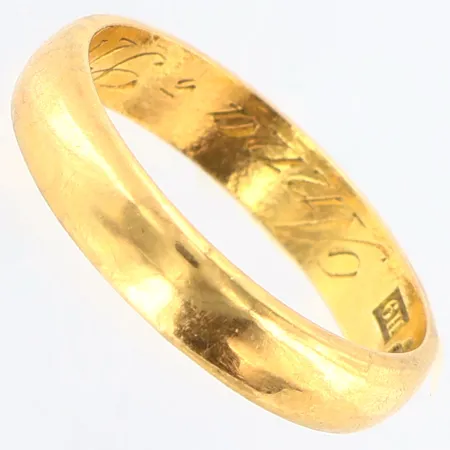 Ring slät stl: 16¾ bredd: 3,7mm, gravyr, 18K Vikt: 3,5 g