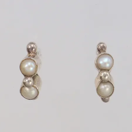 Ett par örhängen med imitationspärlor, KumKum, 13mm, bredd 4,8mm, något böjda stift, 925/1000 silver Vikt: 2,5 g