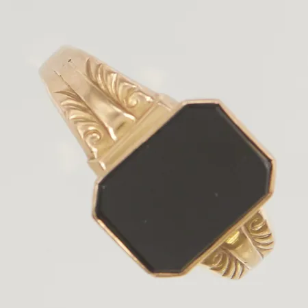 Klackring med onyx, stl:22¾ bredd 14mm gravyr, 18K 4,1g.