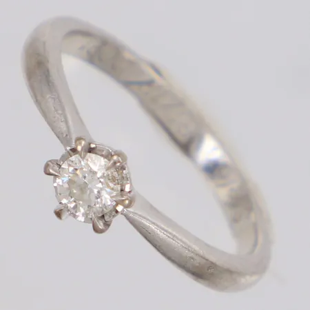 Ring med gammalslipade diamanter 1x ca 0,23ct 2x ca 0,15ct stl:17¼, bredd 4,3mm, klor saknas, 18K  Vikt: 2 g