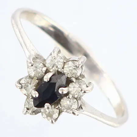 Ring med blå och vita stenar, stl: 16, bredd: 1,5-9mm, 925/1000 silver Vikt: 1,3 g