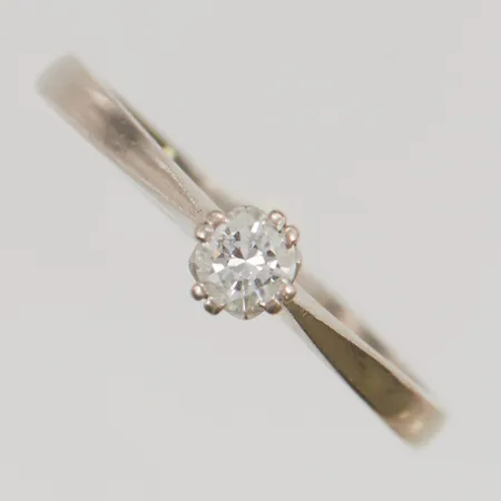 Ring med diamant 0,24ct enligt gravyr stl:19¾ bredd 5mm 18K 3,0g.