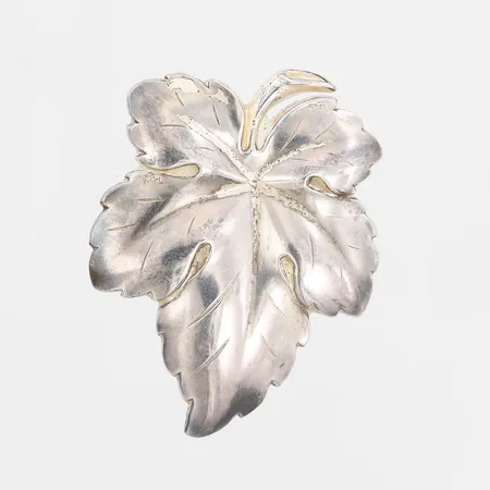 Brosch löv längd 42mm, bredd 34mm, silver 835/1000 Vikt: 4,1 g