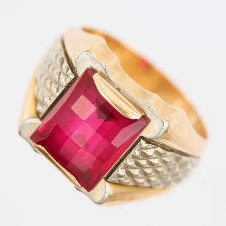 Ring med checkerslipad syntetisk rubin, stl: 20½, 18K guld Vikt: 10,1 g