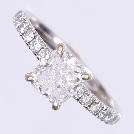 Ring med diamanter Cushion Modified Brilliant 1x1,51ct R(E)/VS1 GIA lasergraverad rondist rapportnummer 2466287052, 12x ca 0,03ct, 20x ca 0,005ct, stl:17, bredd 2-7mm, tillv. Manuel Spinosa, Spanien, vitguld 18K Vikt: 3,1 g