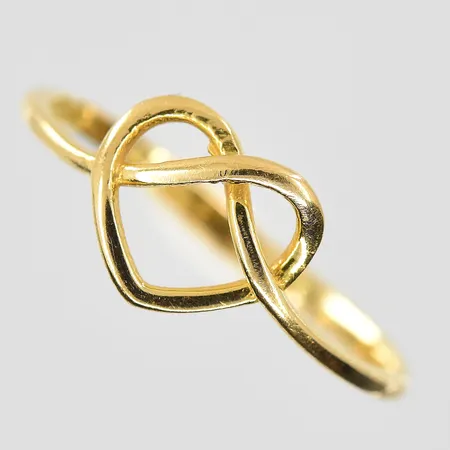 Ring stl:18¼, bredd 2-9mm, 21K. Vikt: 1,6 g