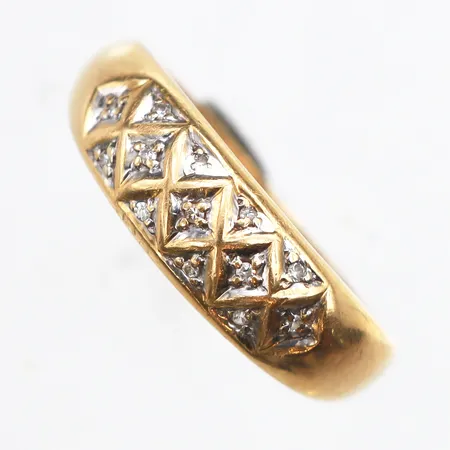 Ring med små diamanter, stl:18, bredd 2,4-6,3mm, vitgulds detaljer, 13 x ca 0,01ct, något skev skena, 18K. Vikt: 3 g