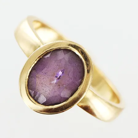Ring röda stenar stl:17¾ bredd 1-5mm slitage på klor 14K. Bruttovikt: 2,9gram.  Vikt: 2,9 g