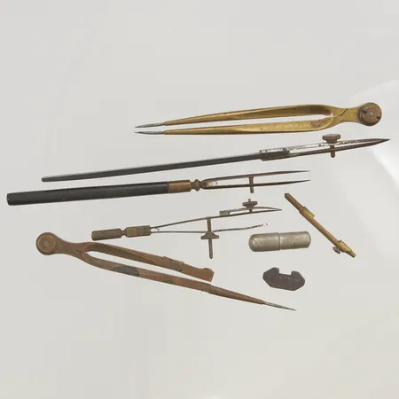 Kartverktyg med etui. Skickas med paket.