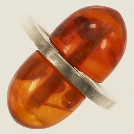 Ring med bärnsten stl:17, bredd 2-24,5mm troligen Fischland Schmuck, sten något lös silver 835/1000 Vikt: 8,6 g