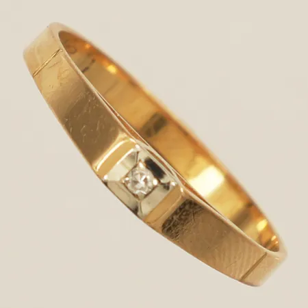 Ring med diamant 1xca0,01ct stl:17½ bredd 3,0mm fattning i vitguld 18K Vikt: 1,9 g