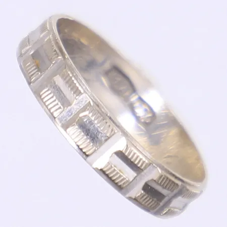 Ring stl:17 bredd 4mm gravyr vitguld 18K Vikt: 2,1 g