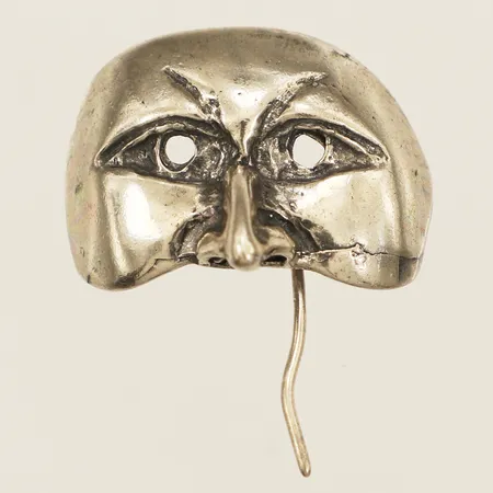 Brosch maskeradmask längd 38mm, bredd 30mm skev nål silver 800/1000 Vikt: 8,7 g