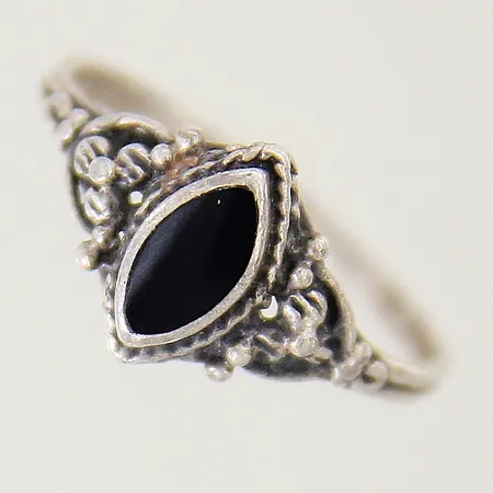 Ring med vit sten stl:16¾ bredd 1,9-3,8mm bucklig skena silver 835/1000 Vikt: 0,9 g