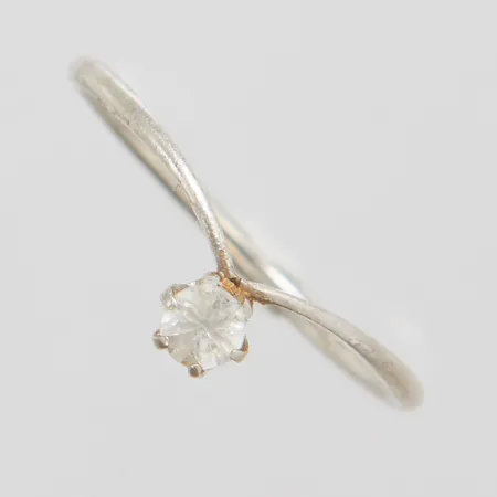 Ring med vit sten stl:16½, bredd 1-5mm, 925/1000 silver Vikt: 0,8g Vikt: 0,8 g