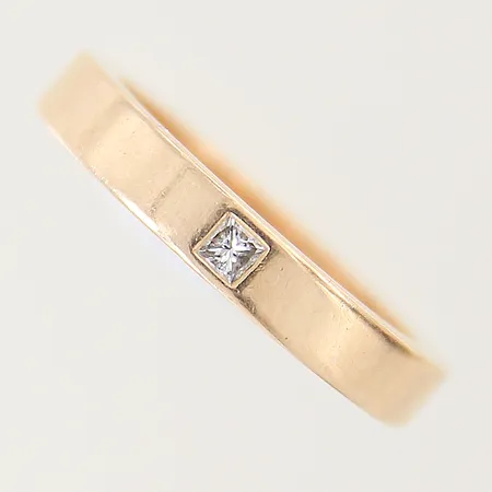 Ring med 3 åttkantslipade diamanter ca 0,04ctv stl:16¾ bredd 1,6 - 3,6mm 18K Vikt: 1,5 g