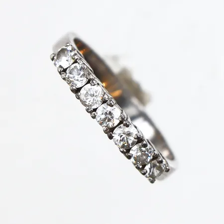 Ring med vita stenar, stl:17, bredd 2,5-2,7mm, 925/1000 silver. Vikt: 2,2 g