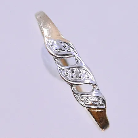 Kedja och ring defekt silver 825-925/1000. Vikt: 5,4 g