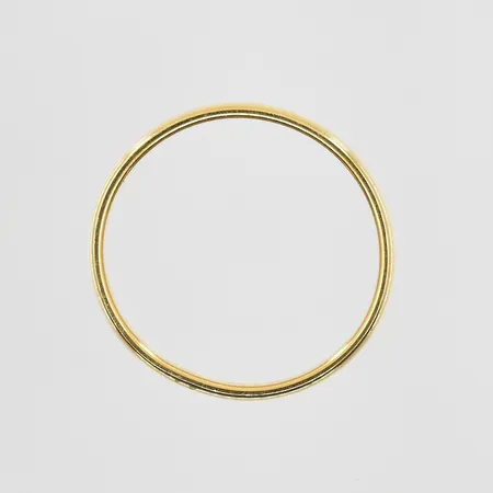 Ring med svarta stenar stl:17¾, bredd 4-11mm, 18K. Vikt: 3,4 g