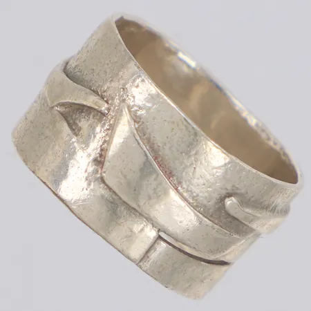 Ring med dekor i relief, stl:17½, bredd 12,2, 925/1000 silver Vikt: 6,1 g