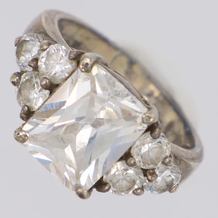 Ring med vita stenar stl:16¼, bredd 10mm, silver 925/1000 Vikt: 4,7 g