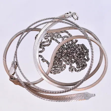 Kedja med hänge längd 40 cm och bredd 1 mm, stl hänge:13x6 mm 18K. Vikt: 2,4 g