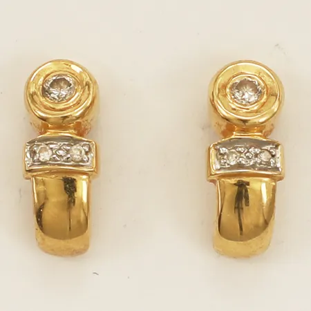 Ett par örhängen med diamanter 6xca 0,005-0,03ct längd 12,0mm bredd 4,8mm snurrebussar saknas 18K Vikt: 1,3 g