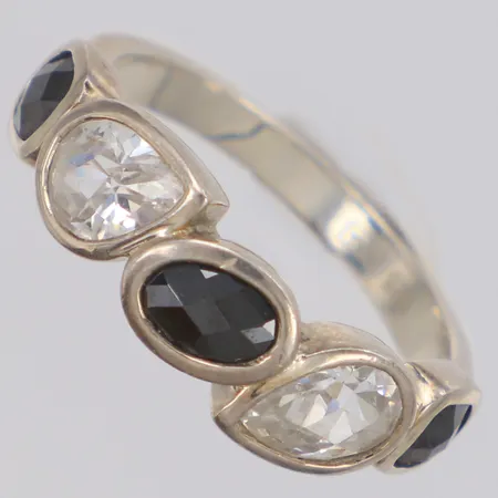 Ring med svarta och vita stenar, Guldfynd, stl:18¾, bredd 6,9mm, 925/1000 silver Vikt: 4,5 g