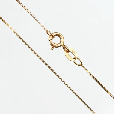 Kedja, längd 38cm, bredd 0,5mm, 18K. Vikt: 1,3 g