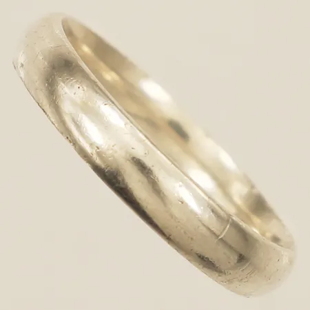 Ring slät stl:19¼, bredd 4mm hack i skena silver 925/1000 Vikt: 3,3 g