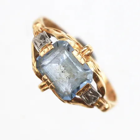 Ring med blå topas, 1945, stl:17, bredd 1,9-10,2mm, vitgulds detaljer, något skev skena, 18K. Vikt: 2,6 g
