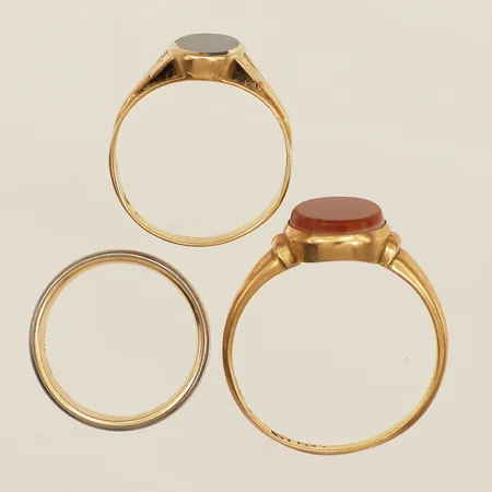 Diverse guld tre ringar defekt stenar samt gravyr 18K  Vikt: 14,8 g