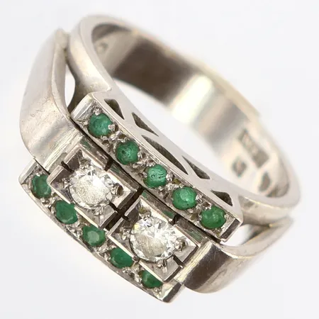 Ring med diamanter samt smaragder, 0,20ctv enligt gravyr, stl: 16, bredd: 3,5-8mm, vitguld, repor, 18K Vikt: 7,5 g