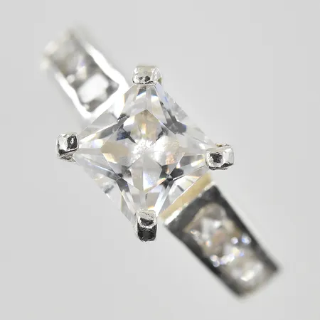Ring med vita stenar stl:17½, bredd 3-7mm, silver 925/1000. Vikt: 5,5 g