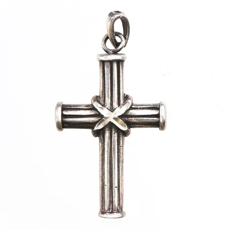 Hänge kors, längd 41,6mm, bredd 5-22mm, ostämplat silver.  Vikt: 3,9 g