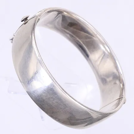 Armring mönstrad dekor Ø60mm bredd 19mm, säkerhetskedja, silver 925/1000 Vikt: 46 g