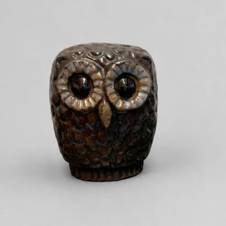 Figurin uggla, Lars Bergsten, höjd 7,5cm bredd 7cm, glaserat stengods, spricka under fot. 