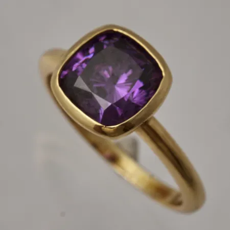 Ring stl:16¼, bredd 1-8,7mm, lila sten, förgyllt silver 925/1000, 3,18g.